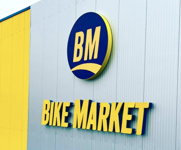 Spanntuch und Profilbuchstaben – Bike Market Rostock