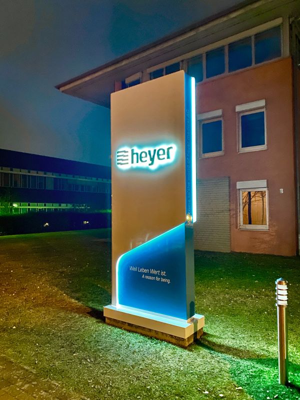Werbepylon – Heyer Medical AG